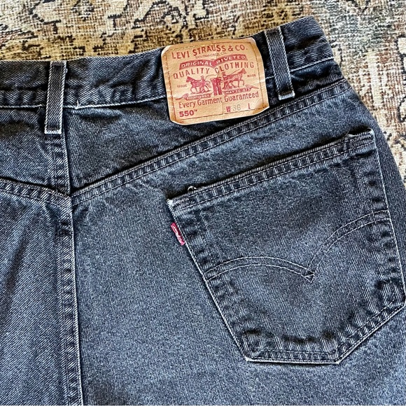 ✨SOLD✨ Levi’s 550 Relaxed Fit High Waisted Cut Off Shorts in Black - 34 - Picture 2 of 3